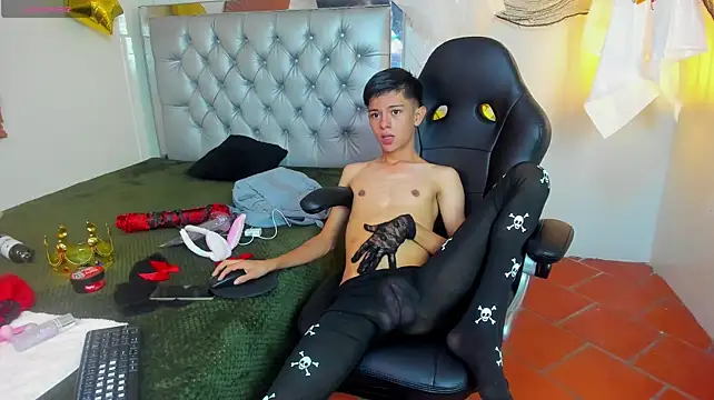 fem_danny7 (M twink) - Help me take off my clothes