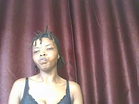 Naughtysuzzi_ live cam on StripChat