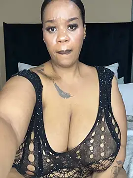 THICKBUNNYCHICKxxx live cam on StripChat