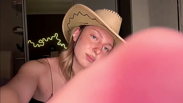 LatishaKrauel Live Webcam on Stripchat