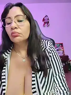 esmeralda_milf live cam on StripChat