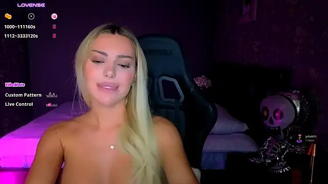 Ayla__Demir live cam on StripChat