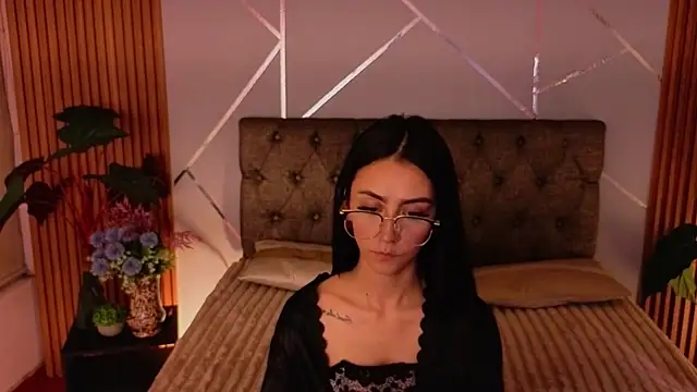 Coralinnee_ live cam on StripChat