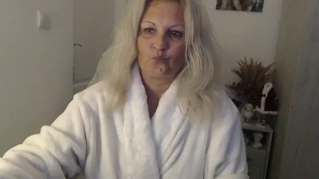 Divineblond live cam preview