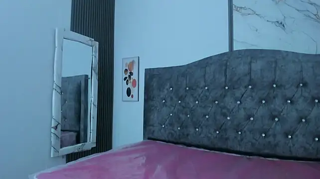 Kira_y_Kian live cam on StripChat
