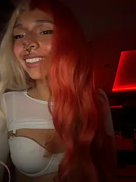 Little-Foxie live cam on StripChat