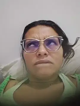 selena_foxy live cam on StripChat