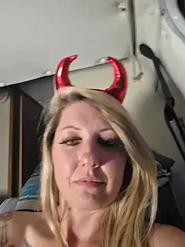 SheIsSomething webcam