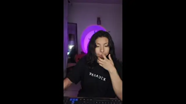 ivihetaira live cam on StripChat