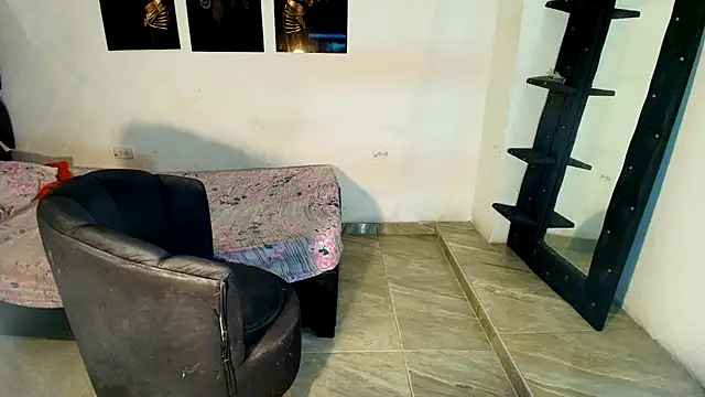 Curvybigassx live cam on StripChat