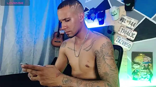MagnusFrost live cam on StripChat