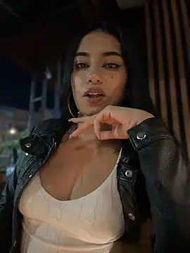 LilacNoir live cam on Stripchat