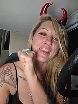 SheIsSomething live vor der Cam