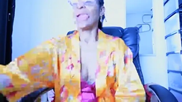 Aries_Mature live cam on Stripchat