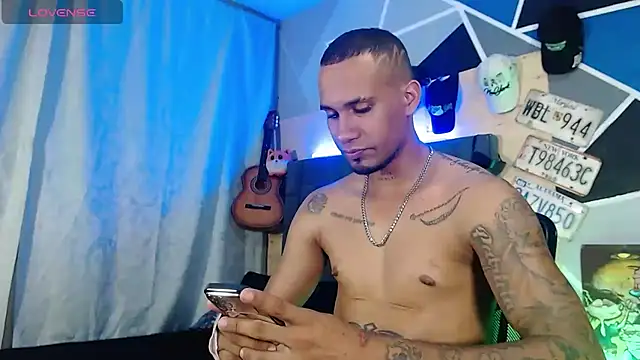 MagnusFrost live cam on Stripchat
