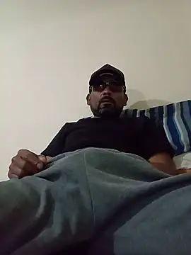 Ernesthot82 live cam on Stripchat