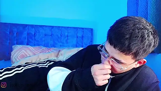 _justinmoon2 live cam on Stripchat