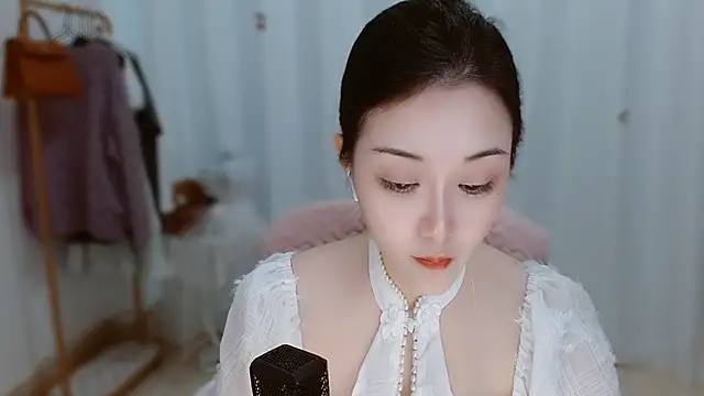 Amy-cnbaby live cam on Stripchat
