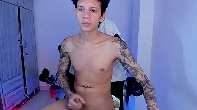 tylerrnova live cam on Stripchat