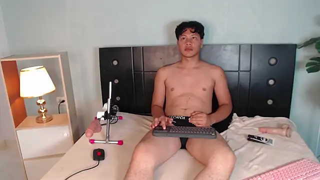 Mikertorres live cam on Stripchat