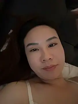 Yioyio-666 live cam on Stripchat