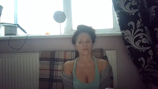 LindaStarS live cam on Stripchat