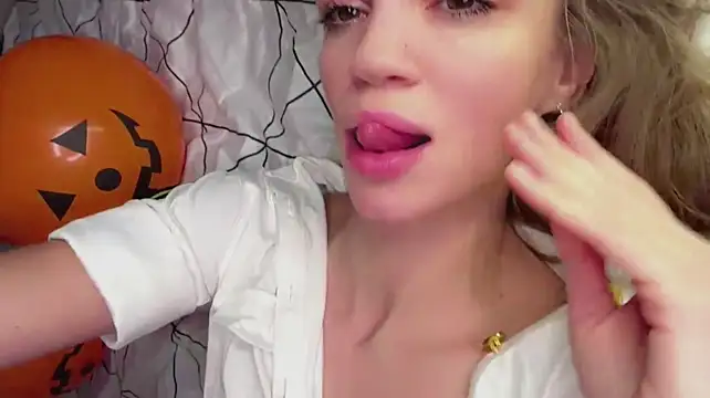 OdetteTrentinella live cam on Stripchat