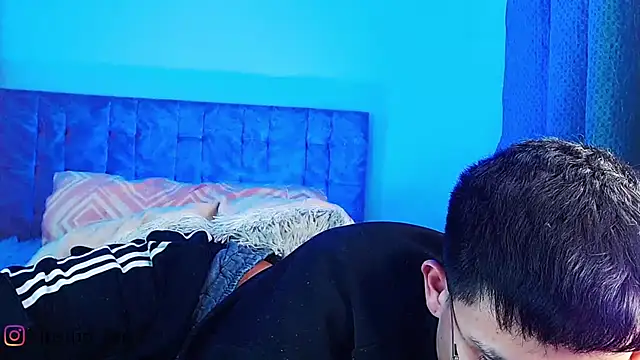 _justinmoon2 live cam on Stripchat