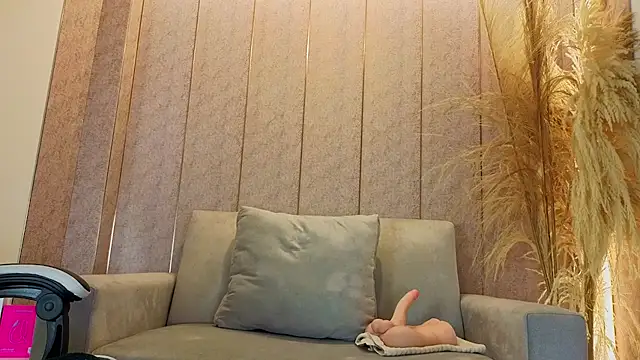 HilaryThomson2 live cam on Stripchat