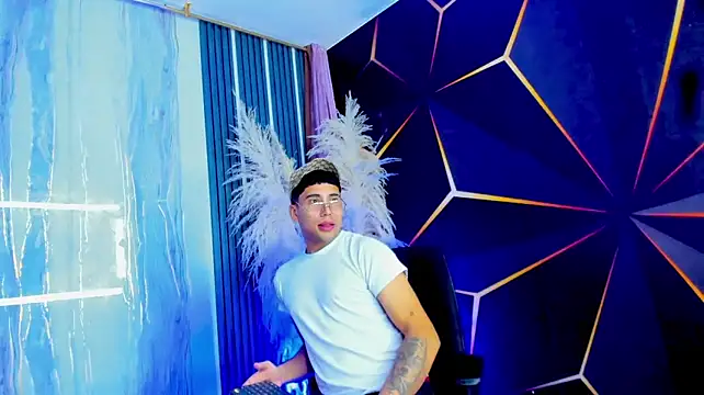 male_diamonds19 live cam on Stripchat