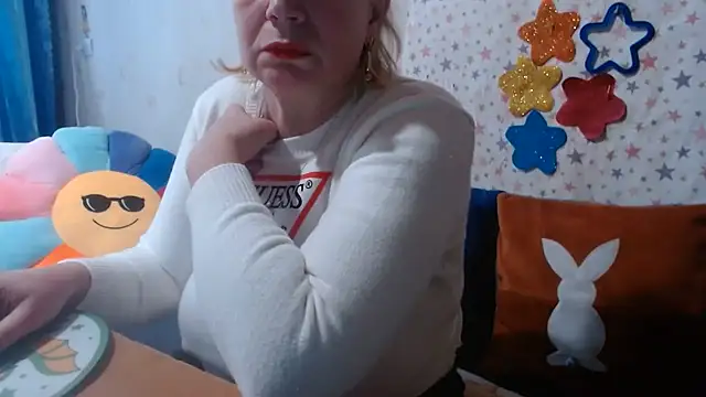QueenLana live cam on Stripchat