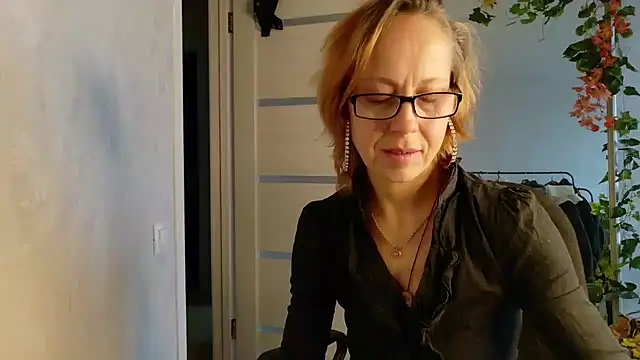 LioraWeiss live cam on Stripchat