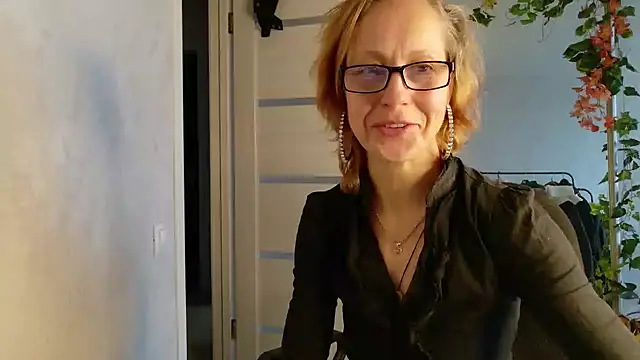 LioraWeiss live cam on Stripchat