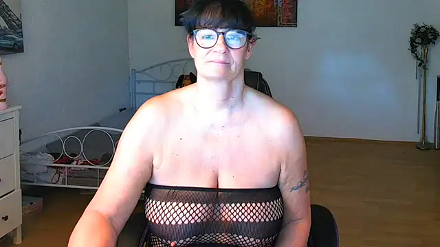 Sylly live cam on Stripchat