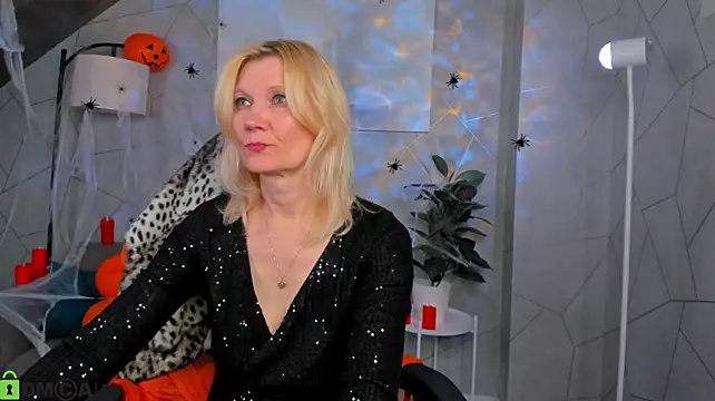 Julie_Lucas live cam on Stripchat