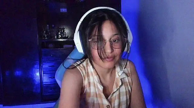 Little_Lisy live cam on Stripchat