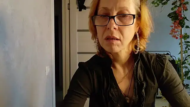 LioraWeiss live cam on Stripchat