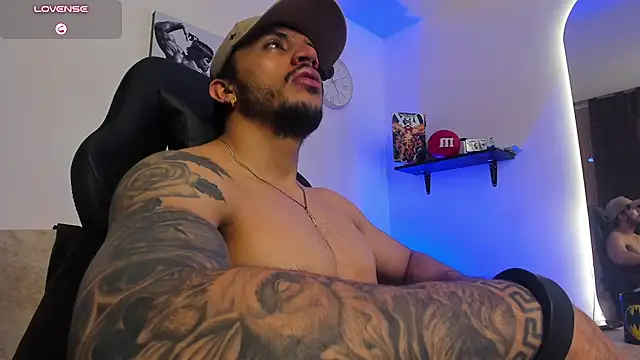 LiamReigns_ live cam on Stripchat