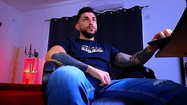 MightyAaron66 live cam on Stripchat