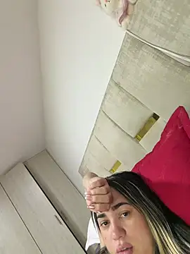 CherryVelvett33 live cam on Stripchat