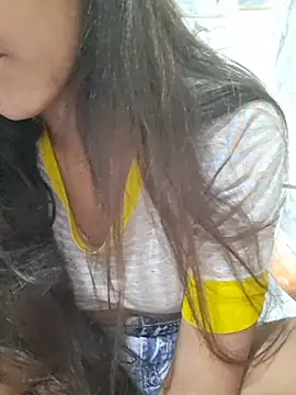 Vini_Rani live cam on Stripchat