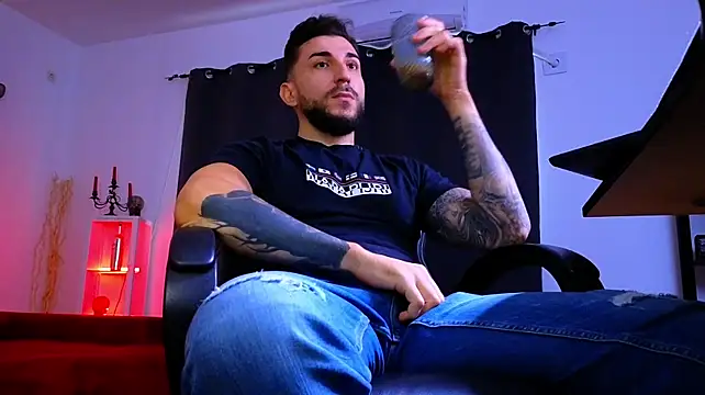 MightyAaron66 live cam on Stripchat