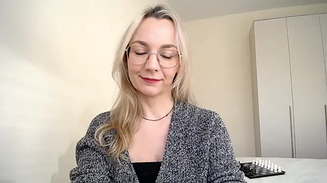 Ava_Elior live cam on Stripchat