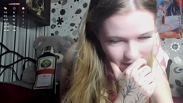 LynHillaire live cam on Stripchat