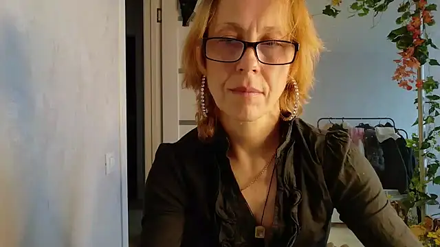 LioraWeiss live cam on Stripchat