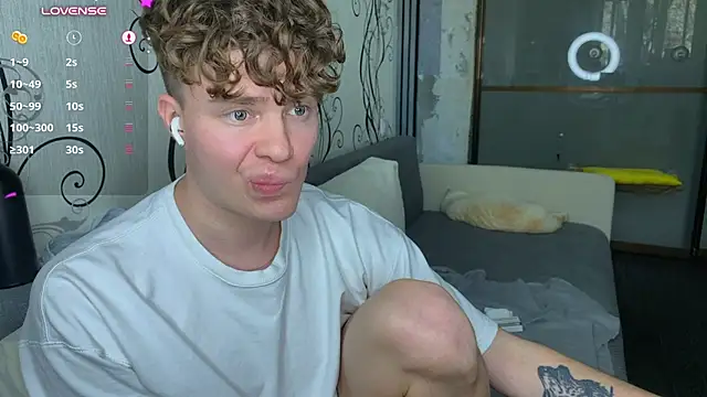 holy_eggs_02 live cam on Stripchat