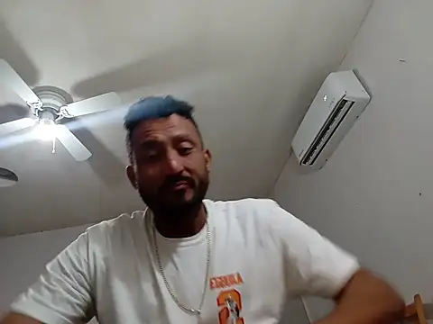 Sosa123987i live cam on Stripchat
