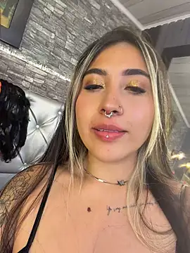 ManuelaVeeleez的直播画面