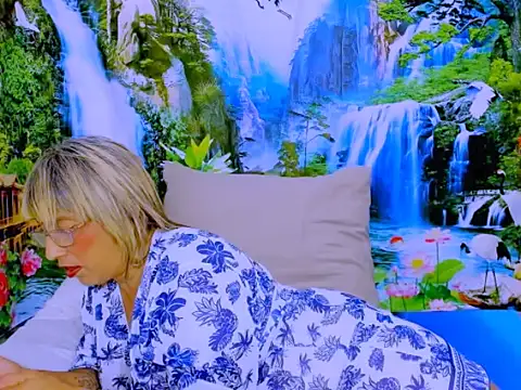 indianroxy live cam on Stripchat