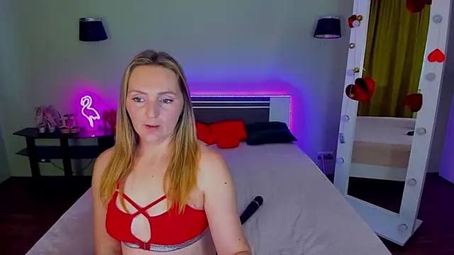 MagicEyess live cam on Stripchat